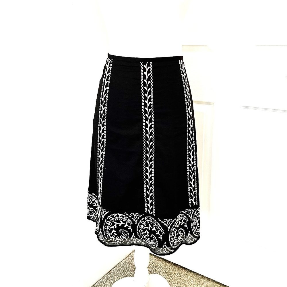 ANN TAYLOR Black White Embroidered Skirt Size 4